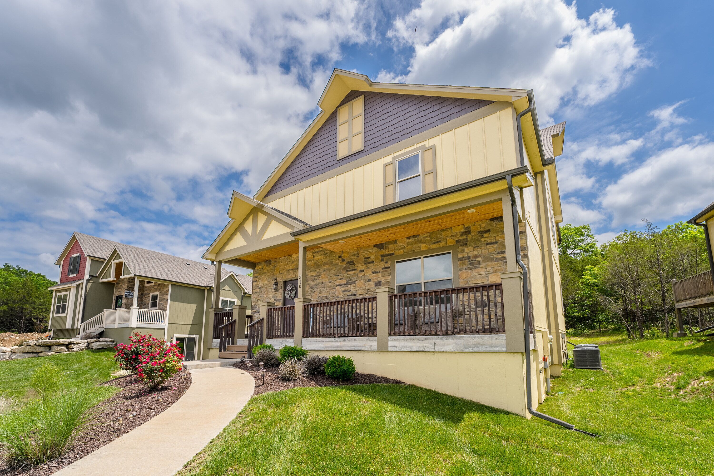 Beautiful spacious 6 Bedroom Home, 2 Pools, 20 minutes To Silver Dollar City!!