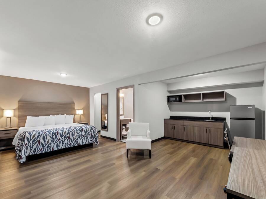 Muebles diferentes, escritorio y espacio para trabajar con laptop