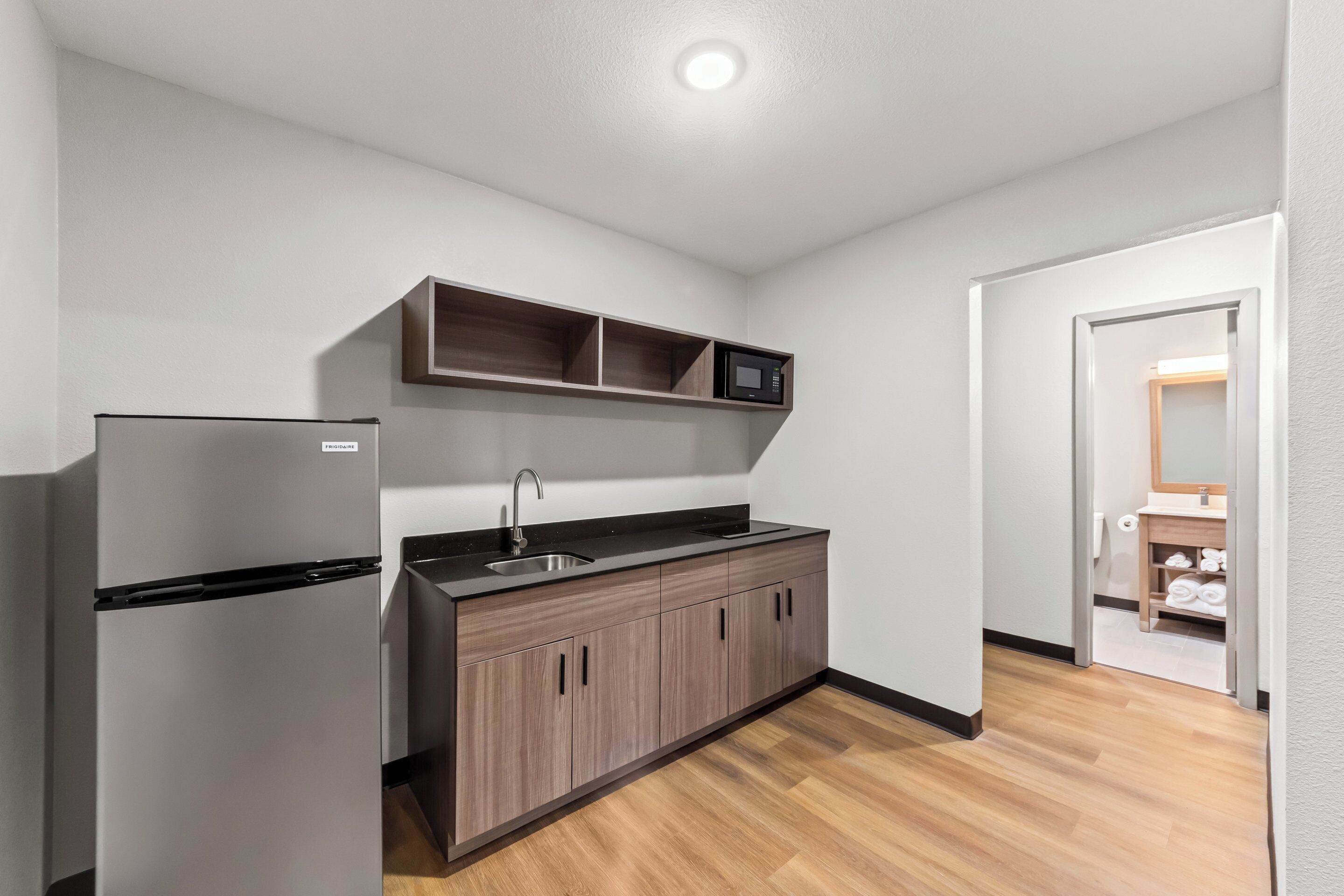 Muebles diferentes, escritorio y espacio para trabajar con laptop 