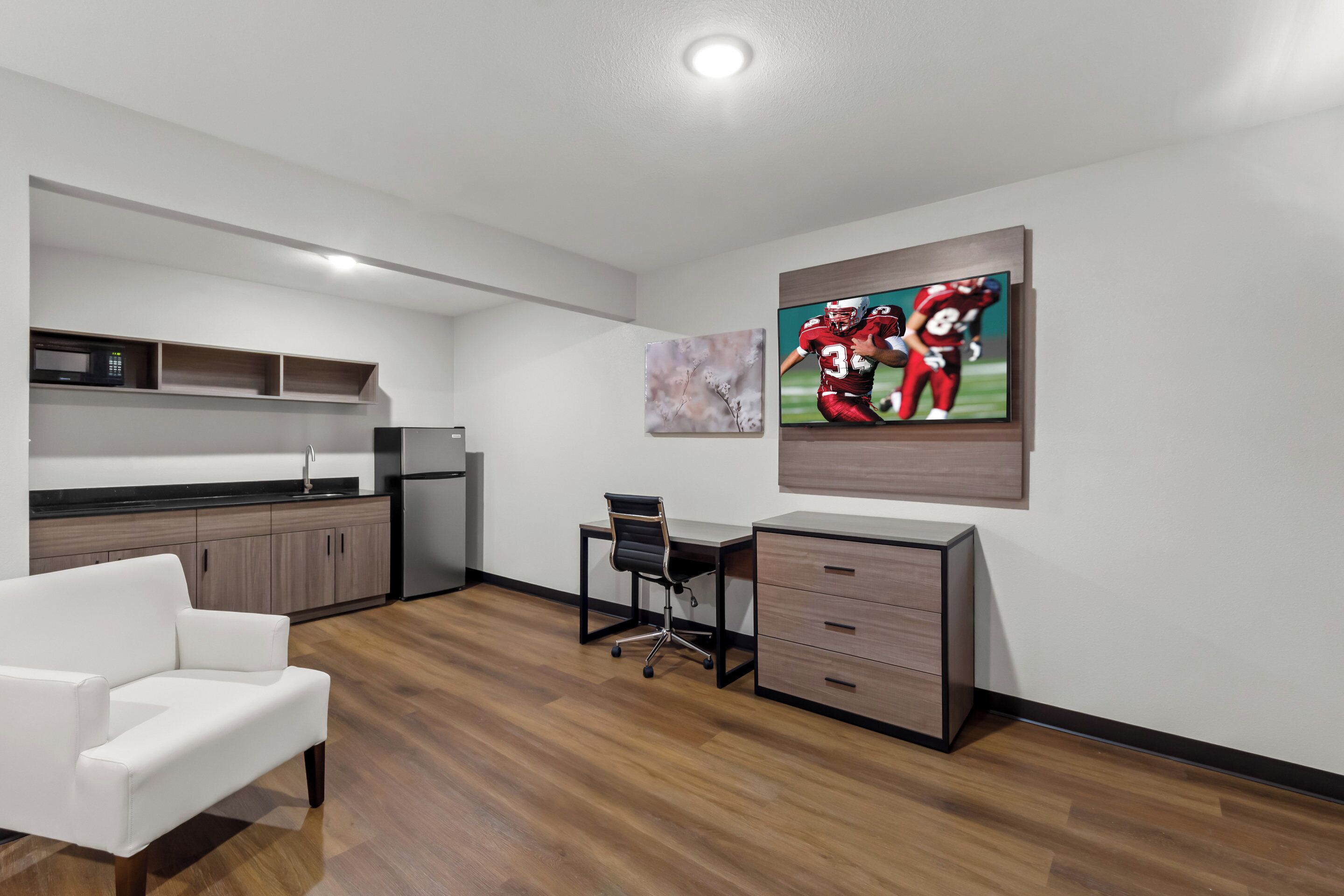 Superior Room, 1 King Bed, Non Smoking, Kitchenette | Desk, laptop workspace, blackout drapes, WiFi (free)