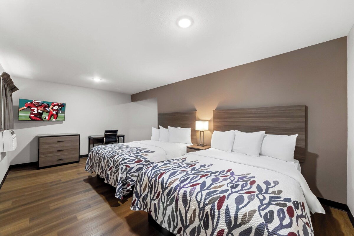 Deluxe Room, 2 Katil Ratu (Queen), Non Smoking, Kitchenette | Meja, ruang kerja komputer riba, langsir/tirai gelap terus 