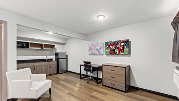 Individuel indretning, skrivebord, arbejdsområde til bærbare computere