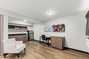 Individually furnished, desk, laptop workspace, blackout drapes - Red Roof Inn Del Rio (Del Rio)