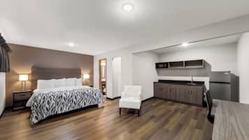 Habitación Deluxe, 1 cama de matrimonio grande, no fumadores, cocina básica | 1 dormitorio, mobiliario individual, escritorio