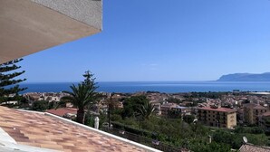 Un paisaje urbano costero con edificios y una vista despejada del mar.