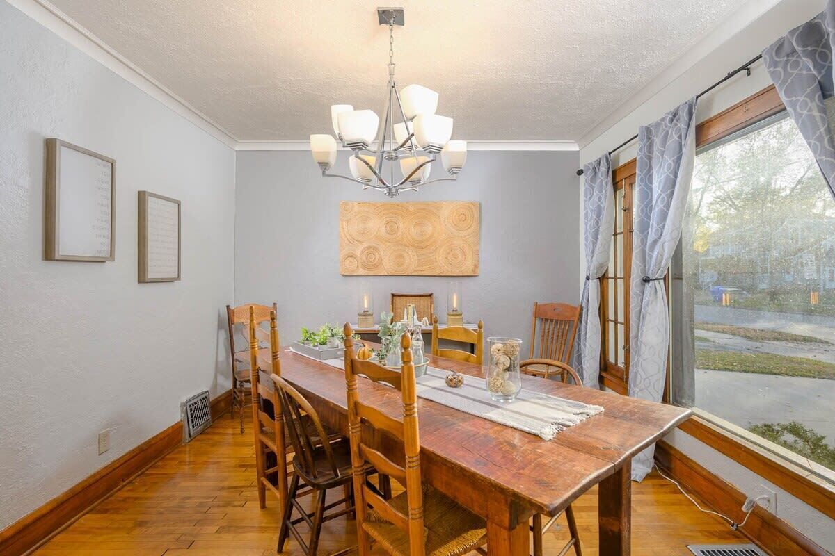 Downtown Cʜᴀʀᴀᴄᴛᴇʀ Comfort  3 bedrm, sleeps 7