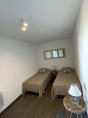 2 makuuhuonetta, äänieristys, silitysrauta/-lauta, vauvan matkasänky