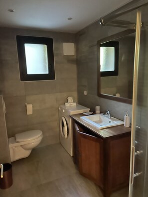 Suihku, hiustenkuivaaja, pyyhkeet, vessapaperi