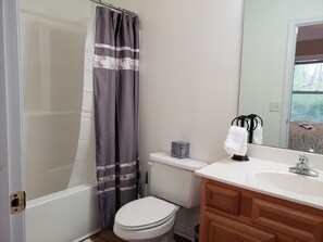 Combined shower/bathtub, hair dryer, towels, soap - Crossville Townhouse close to downtown, Hwy 40,  2 Bedroom, 2.5 bath (Crossville)