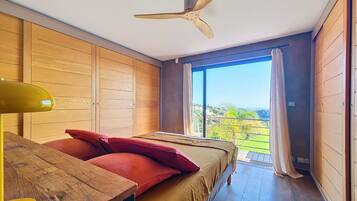 3 slaapkamers, een bureau, een strijkplank/strijkijzer, reisbedje