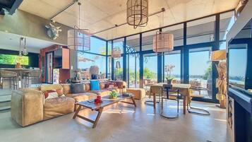 Televisie, een open haard, een dvd-speler en tafelvoetbal