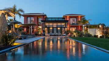 Een buitenzwembad en een verwarmd zwembad