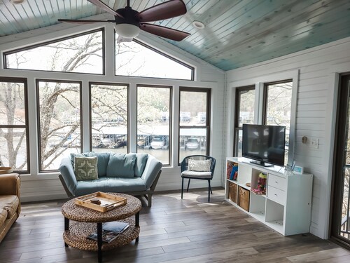 Lake House with Private Boat Dock, Ideal for Families in Lake Ozark