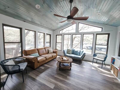 Lake House with Private Boat Dock, Ideal for Families in Lake Ozark