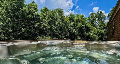 Secluded Black Bear Lodge w/ Private Pool & Hot Tub near Hocking Hills Ohio