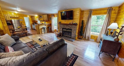 Secluded Black Bear Lodge w/ Private Pool & Hot Tub near Hocking Hills Ohio