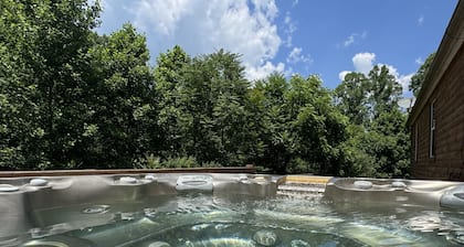 Secluded Black Bear Lodge w/ Private Pool & Hot Tub near Hocking Hills Ohio