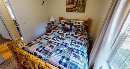 Secluded Lodge Pool & Hot Tub near Hocking Hills
