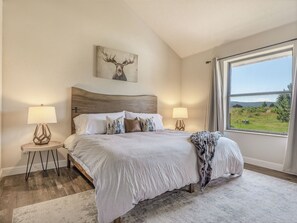 4 bedrooms, desk, iron/ironing board, free WiFi - NEW Listing - Modern Mountain Family Retreat, Golf course, Trails, Skiing++ (Angel Fire)