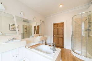 Basic House, Multiple Beds | Bathroom | Hair dryer, towels, soap, shampoo - Beautiful 5 Bedroom Home With Garden in South Kensington (London)