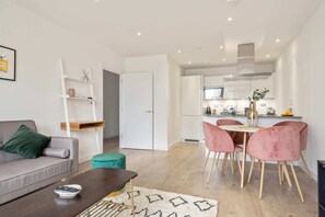 Basic Apartment, 1 Queen Bed with Sofa bed | Private kitchen | Fridge, microwave, oven, stovetop - Modern 1 Bedroom Apartment Near Olympic Park (London)