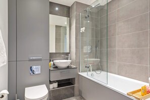 Appartement, 1 grand lit et 1 canapé-lit | Salle de bain | Sèche-cheveux, serviettes fournies, savon, shampoing
