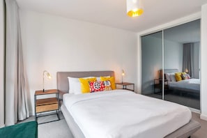 Basic Apartment, 1 Queen Bed with Sofa bed | 1 bedroom, laptop workspace, iron/ironing board, bed sheets - Modern 1 Bedroom Apartment Near Olympic Park (London)