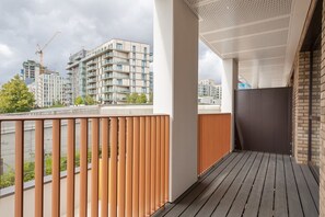 Basic Apartment, 1 Queen Bed with Sofa bed | Balcony - Modern 1 Bedroom Apartment Near Olympic Park (London)
