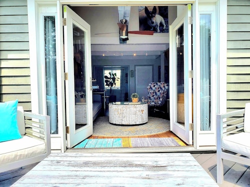 Stonington Borough  2 bedroom, Sleeps 6 guests, close to beach, Fire place, pets