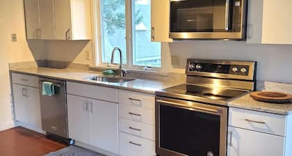 Stonington borough 2 bedroom, Sleeps 6 guests, close to beach,
