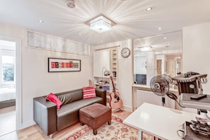 Basic Apartment, Multiple Beds | Living room
