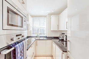Basic Apartment, Multiple Beds | Private kitchen