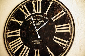 A wall-mounted clock with Roman numerals and text indicating it is from Old Town Clocks, established in 1863, located at 47 Bailey St., London. - Vakantie Zuid Limburg (Simpelveld)