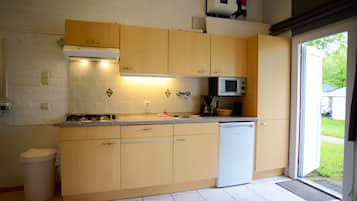 Bungalow, 2 Single Beds, Non Smoking | Private kitchen | Full-sized fridge, microwave, stovetop, electric kettle