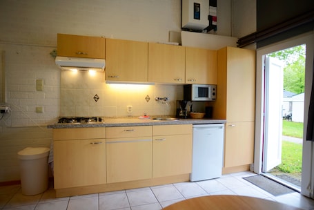 Refrigerador con freezer, microondas, placa de cocina