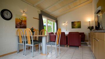 Bungalow, 2 Einzelbetten, Nichtraucher | Essbereich im Zimmer