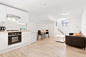 Basic Apartment, 1 Double Bed | 1 bedroom, laptop workspace, iron/ironing board, free WiFi - Airy, Spacious 1-bed apt With Garden in Brixton (London)