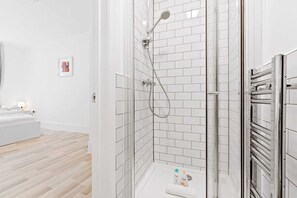 Bathroom - Airy, Spacious 1-bed apt With Garden in Brixton (London)