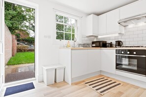 Basic Apartment, 1 Double Bed | Private kitchen | Fridge, microwave, oven, stovetop - Airy, Spacious 1-bed apt With Garden in Brixton (London)