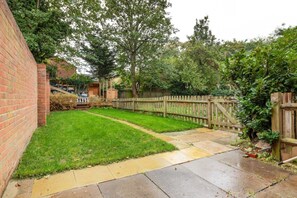 Basic Apartment, 1 Double Bed | Property grounds - Airy, Spacious 1-bed apt With Garden in Brixton (London)