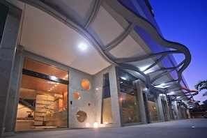 Fachada da propriedade à noite