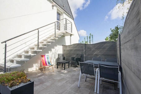 Terrace/patio. L'Agapanthe - BELZ - Gîte