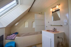 Douche, séchoir à cheveux, serviettes fournies