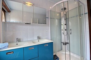 Dusche, Haartrockner, Handtücher