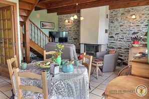 TV, peis, DVD-spiller og bøker