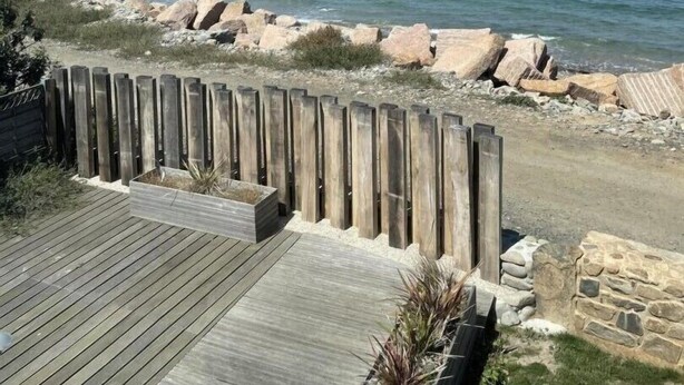 På stranden
