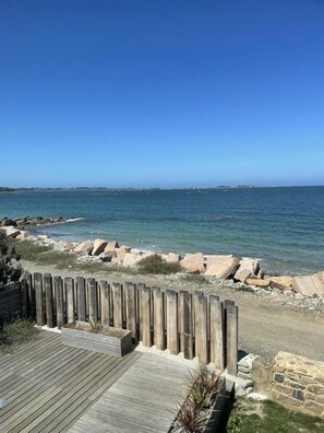 A wooden deck with a view of the ocean and rocky shoreline. - Ti Glas - PLEUBIAN - Vacation Home (PLEUBIAN)