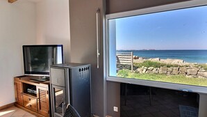TV, DVD-spiller, bøker og stereoanlegg