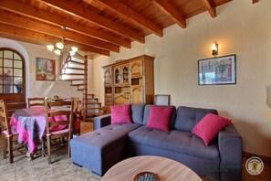 Fernseher, Kamin, DVD-Player, Bücher