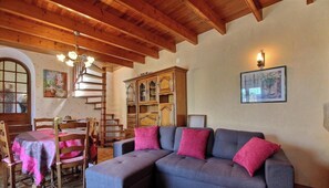 Fernseher, Kamin, DVD-Player, Bücher